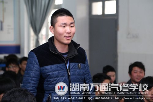 新生提出了對學(xué)校的看法，表示對學(xué)校老師和上課模式很滿意