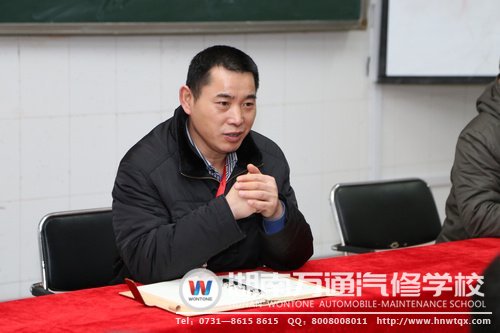 潘助理仔細(xì)解答新生們提出的問題