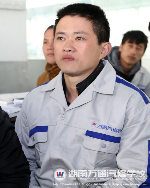 龔安保正在認(rèn)真聽老師講解汽車知識