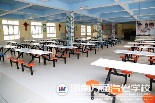 一塵不染的餐廳，保障學(xué)生飲食安全