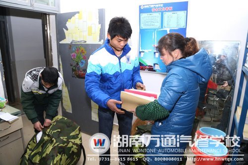 學(xué)校倉(cāng)管工作人員仔細(xì)地為學(xué)生發(fā)放開學(xué)物品