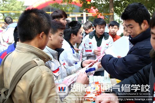 中獎(jiǎng)的同學(xué)們開心兌獎(jiǎng)