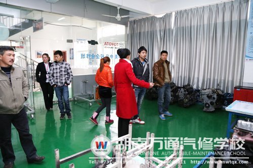 咨詢老師向?qū)W生家長(zhǎng)介紹學(xué)校的各類實(shí)訓(xùn)設(shè)備和上課模式