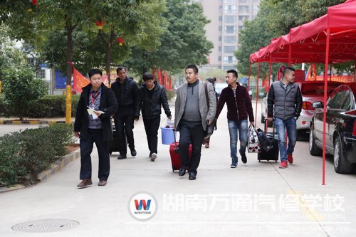 辦完報(bào)名手續(xù)的新生們即將開(kāi)始新的生活