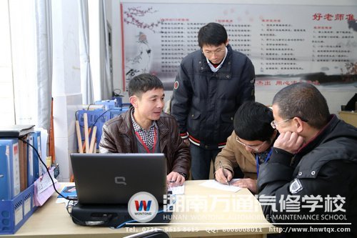 班主任與新生家長(zhǎng)交流，&ldquo;孩子在這里，你們父母放一百個(gè)心&rdquo;