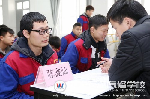 學(xué)子與面試官交流