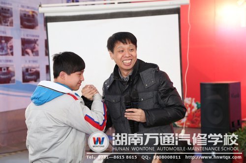 朱軍教授與學(xué)子&ldquo;比腕力&rdquo;！