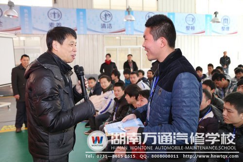 在朱軍教授講學(xué)現(xiàn)場，艾博夫十分引人注目