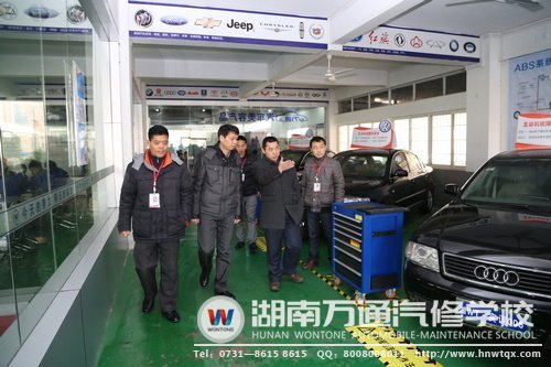 朱教授參觀湖南萬通的汽車實訓(xùn)中心