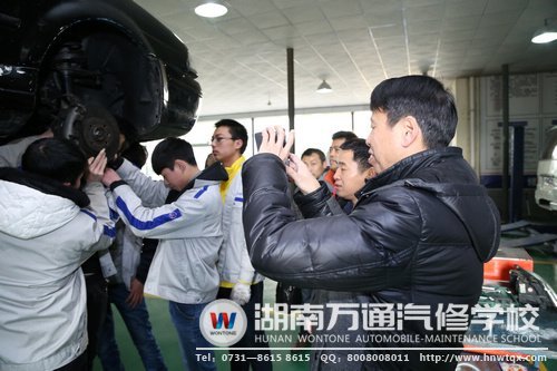 朱教授正在拍學(xué)子們實踐動手的場景