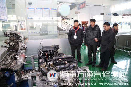 朱教授參觀湖南萬通的實訓(xùn)設(shè)備