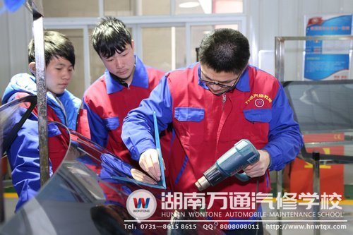 汽車(chē)美容裝潢專(zhuān)業(yè)新生正在學(xué)習(xí)汽車(chē)貼膜