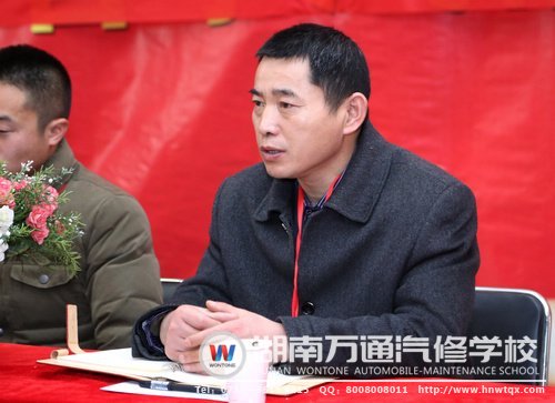 潘助理勉勵新生抓住汽車行業(yè)發(fā)展機(jī)遇，好好學(xué)習(xí)努力成才