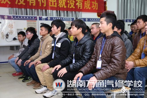 新生們認(rèn)真聆聽