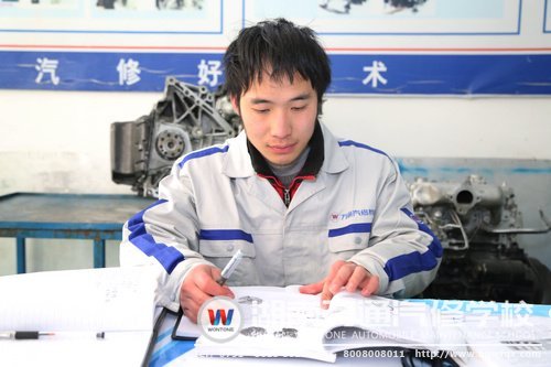 申子成認真學習汽修理論知識