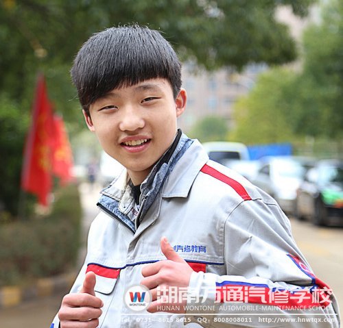 陳國華是一個(gè)十分開朗的男孩