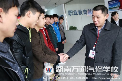 副校長潘太煌送別學(xué)子們