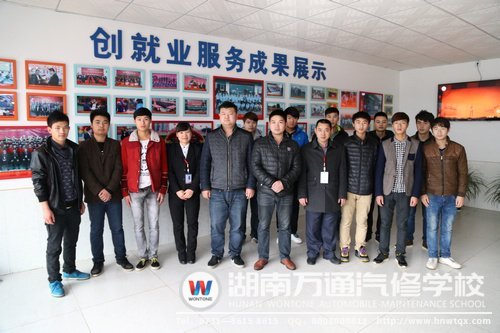 即將上崗的學(xué)子與母校老師合影