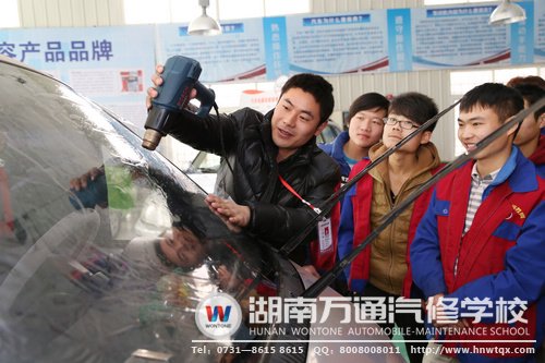 老師細心指導(dǎo)學(xué)生進行實踐