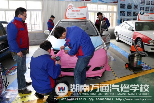 學(xué)生一起動手，讓車輛&ldquo;換裝&rdquo;