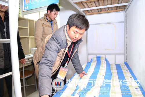 班主任給新生帶來(lái)無(wú)限的溫