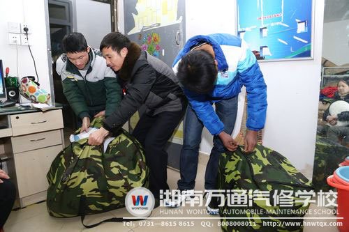 親力親為，班主任與新生同在