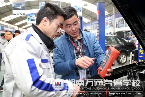 實訓課上，老師很耐心的指導黃良華