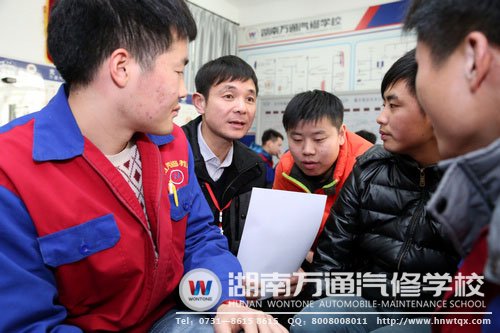 班主任與學(xué)子們交流，傳授面試技巧