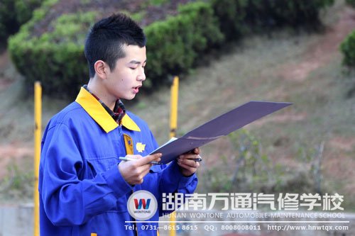 負(fù)責(zé)主持的同學(xué)頗有風(fēng)范