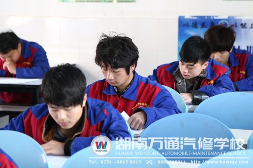 筆試考場，學(xué)子們認(rèn)真作答