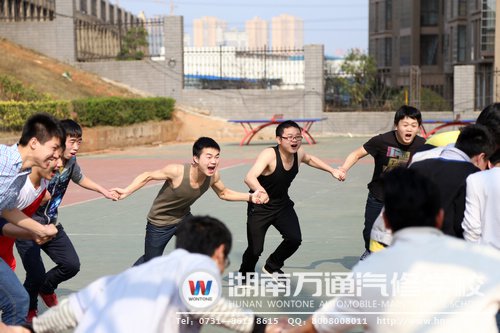 新生學(xué)子在運動中不亦樂乎