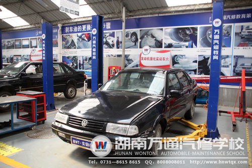 同學(xué)們將在老師的指導(dǎo)下，將這輛桑塔納3000改裝成紅色法拉利