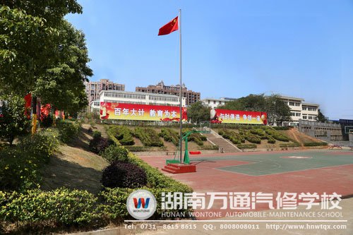 校園的天空，藍(lán)的耀眼！