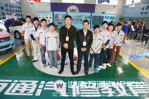 易色班的老師和同學(xué)們