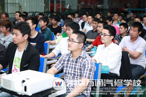 來(lái)自各大汽車企業(yè)的技術(shù)人員認(rèn)真聽(tīng)講