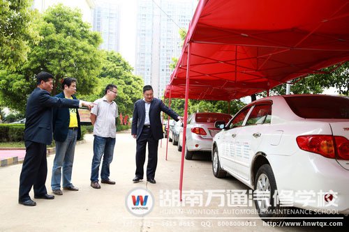長(zhǎng)沙市人力資源社會(huì)保障局職業(yè)能力建設(shè)處袁處長(zhǎng)一行參觀湖南萬(wàn)通汽修學(xué)校