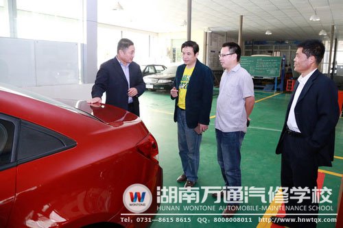 袁處長(zhǎng)對(duì)湖南萬(wàn)通的教學(xué)設(shè)備與教學(xué)模式很認(rèn)可