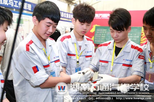 擔(dān)任&rdquo;機(jī)電技師、機(jī)電組長&rdquo;的同學(xué)們各司其職