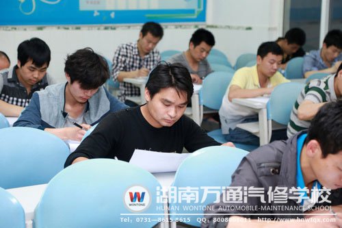 理論考場(chǎng)上，考生下筆如有神