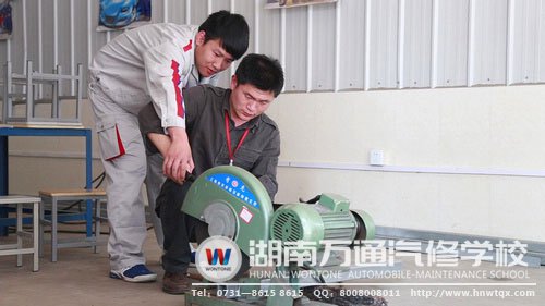 萬(wàn)意在老師的指導(dǎo)下改進(jìn)