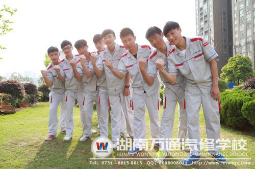 湖南萬(wàn)通中專班的學(xué)子們意氣風(fēng)發(fā)