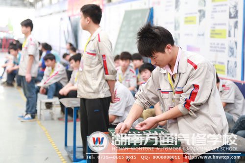 職業(yè)化校園建設活動中，學校以企業(yè)標準規(guī)范學生實訓