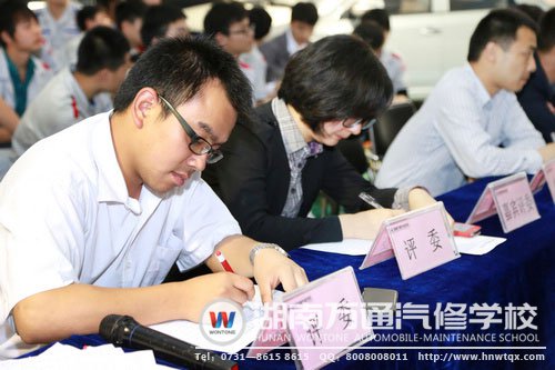 評(píng)委仔細(xì)打分