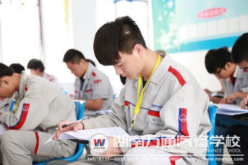 理論考場(chǎng)，學(xué)子認(rèn)真思考作答