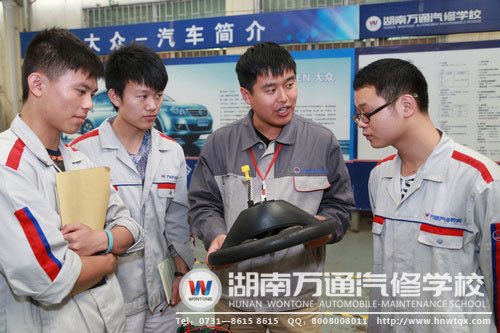 廖志強(qiáng)（右一）與同學(xué)們一起，在老師的指導(dǎo)下準(zhǔn)備實(shí)訓(xùn)