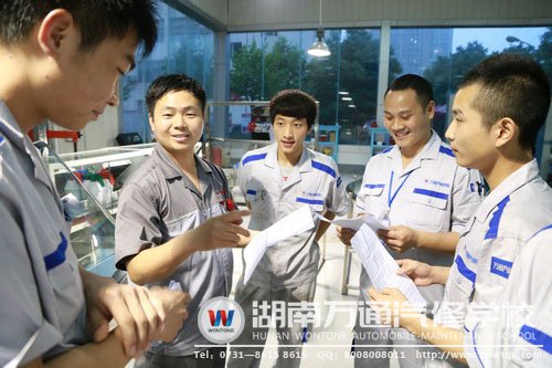 賽前，選手們不忘與班主任交流