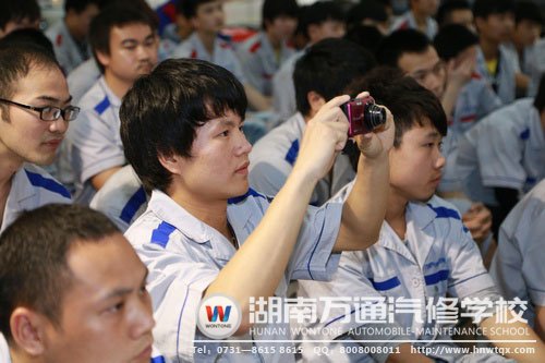 比賽精不精彩呢？瞧瞧這位拿起相機(jī)的同學(xué)就知道！