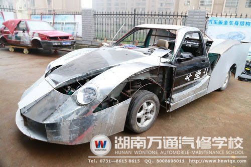 跑車造型千呼萬(wàn)喚始出來(lái)