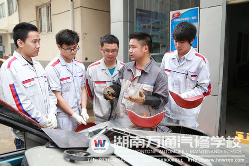 法拉利跑車已至尾聲，指導(dǎo)老師給了同學(xué)們很大支持