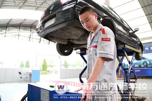 李卓賢喜歡汽車，也喜歡汽修帶來的樂趣